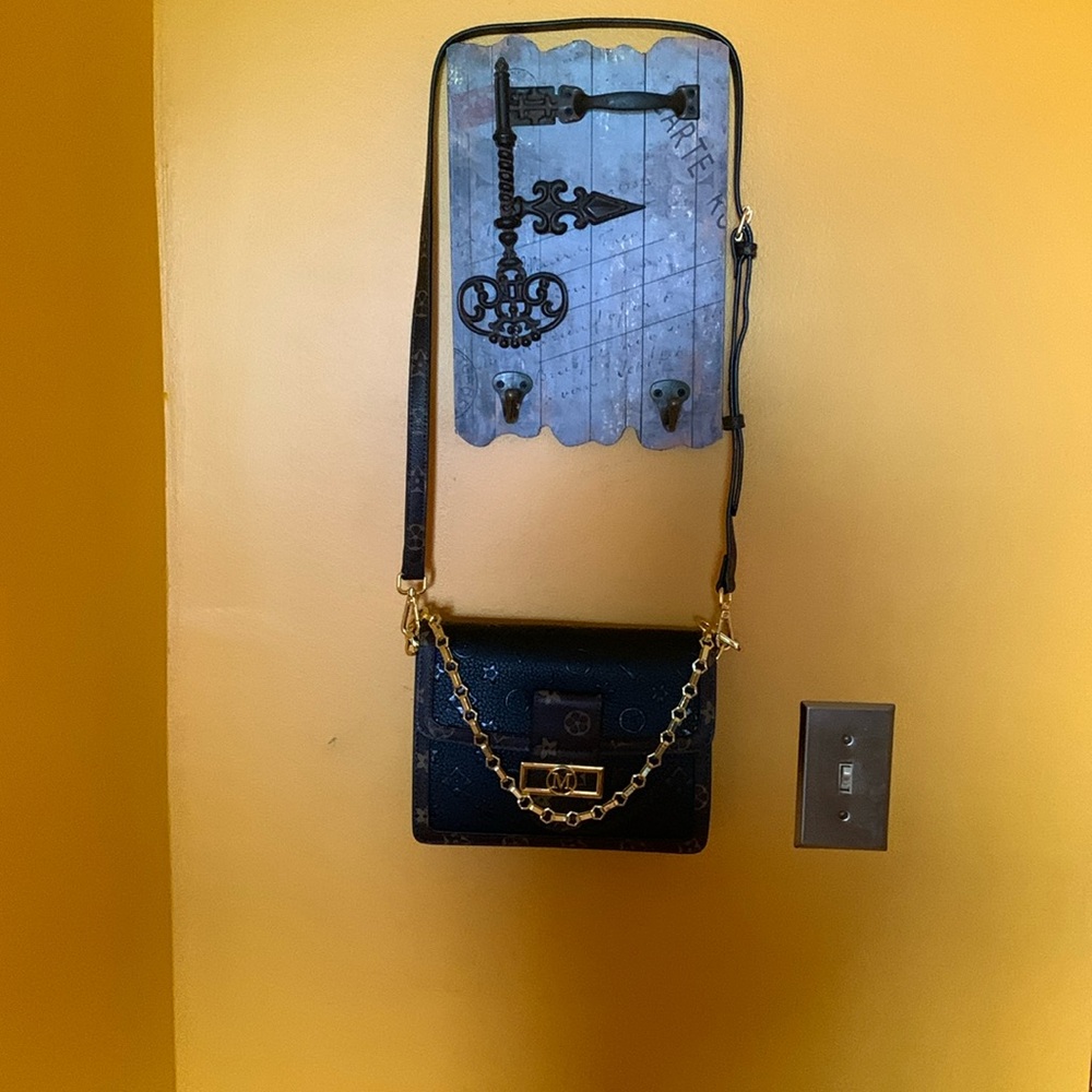 Hard shell style crossbody bag.